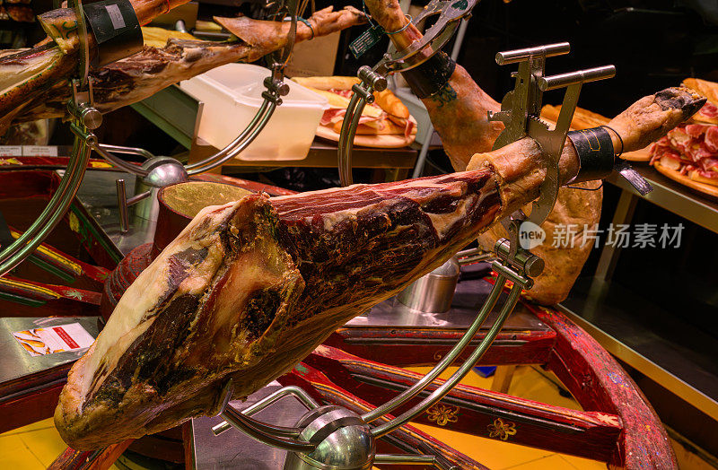 马德里一家餐馆的切肉摊上的质量Jamón ib<e:1>(贝利亚火腿)